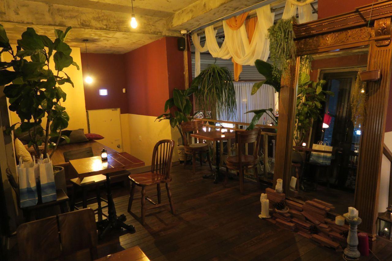 ソウリズムカフェの木目テーブルと温かで居心地の良いインテリア